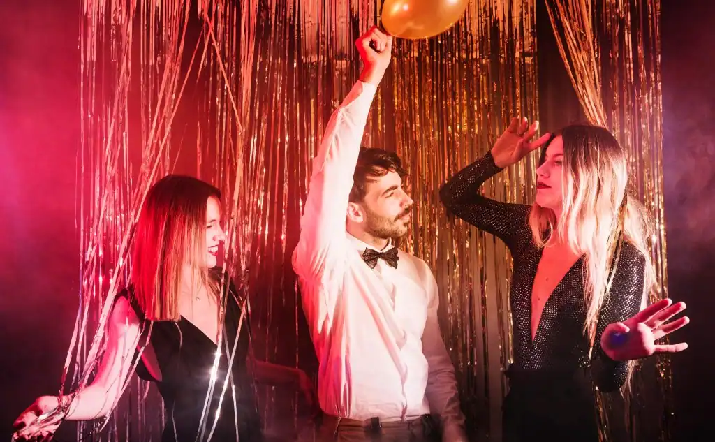 вечеринка с друзьями, праздничное настроение, праздник, вечер в компании, веселое мероприятие.