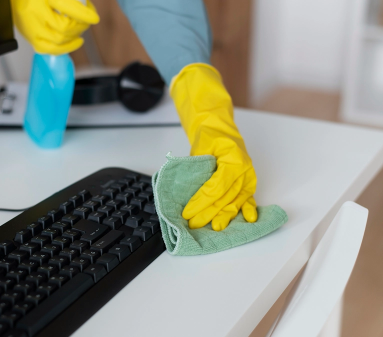 Глубокая очистка столов и шкафов